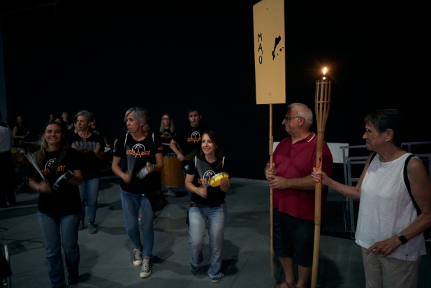 Els Atabalats amenitzant l'arribada de la flama del Correlengua