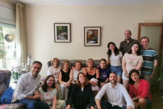 Basilisa Losada, al centre de la imatge, envoltada de la seva família, de l'alcalde i de la regidora Bailén, l'octubre de 2023 / Aj. Castellar