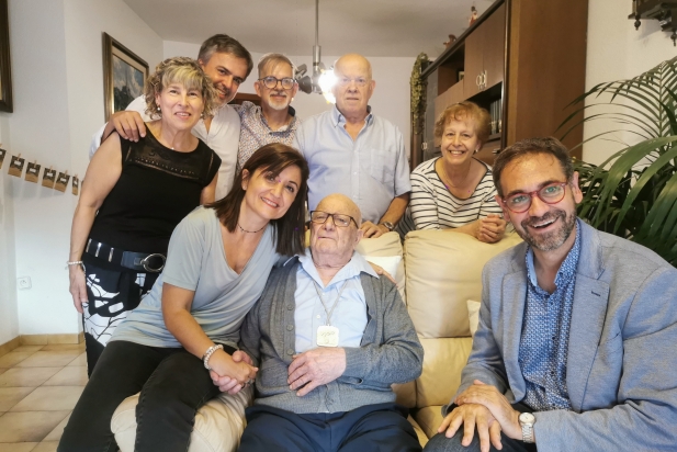 Miquel Grané en el moment de rebre la Medalla de Centenària / Aj. Castellar