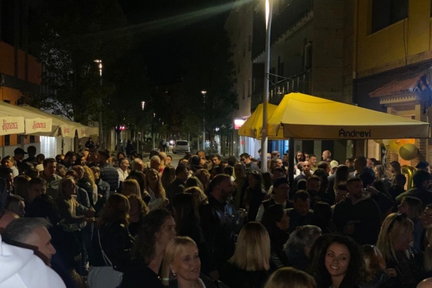 Ambient de 'tardeo' davant de local de l'Andreví