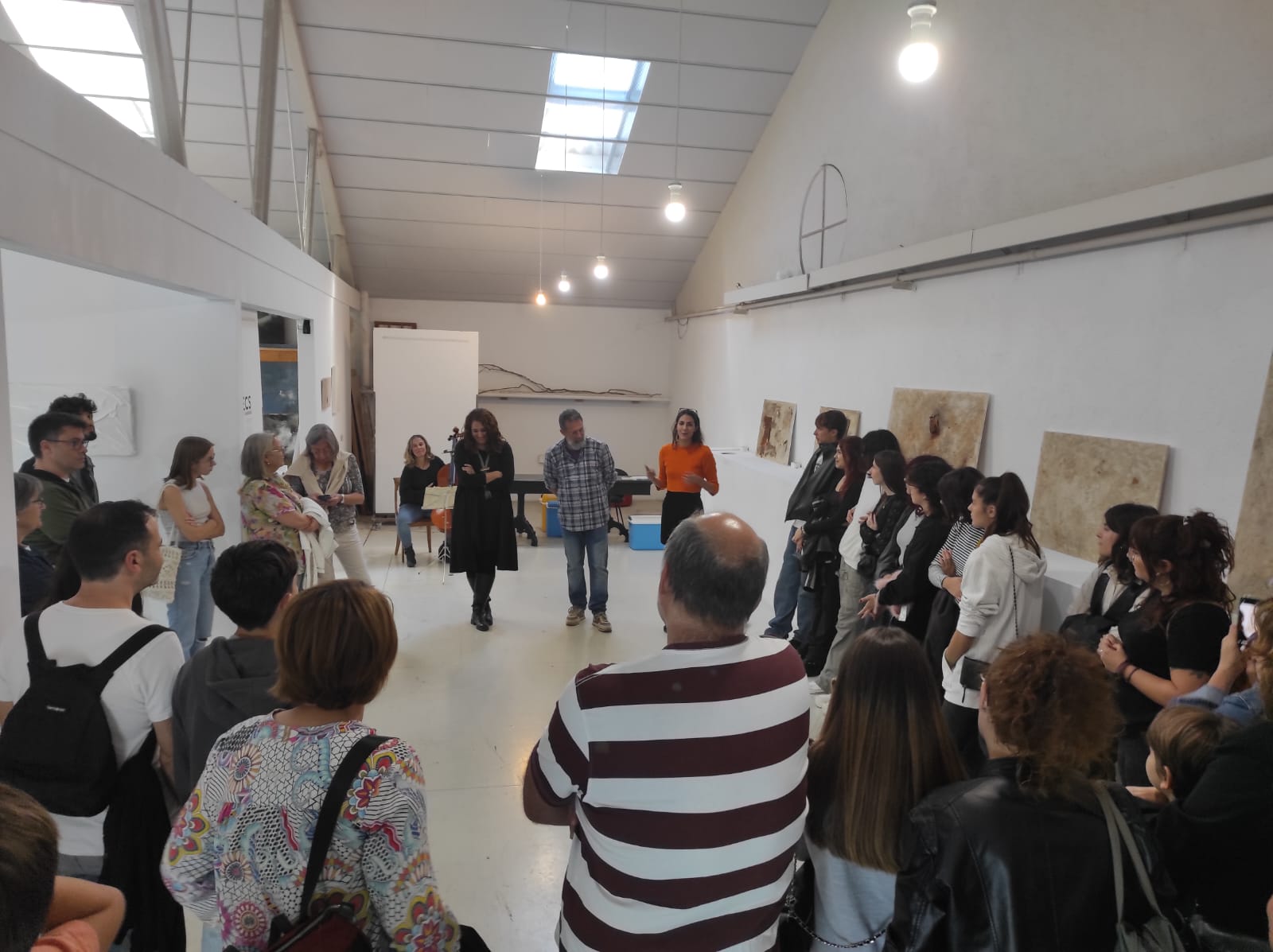 Públic assistent a l'exposició 'Plecs' de Mercantic (Sant Cugat). || CEDIDA