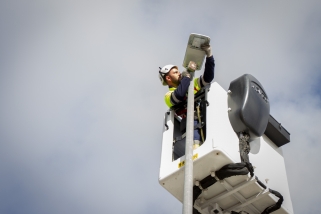 Un operari fent canvi de lluminària al polígon del Pla de la Bruguera / Carles Díaz