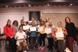Els usuaris del Servei de Primera Acollida amb el certificat acompanyats per la regidora, Anna Riera, i la resta d'assistents a l'acte | J. Clapés
