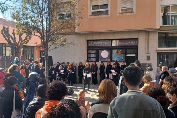 L'activitat va incloure música i lectura de manifestos contra la violència masclista