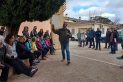 Un tomb per la història del CECV-AH, a l'alçada del monument a Joan Oliver. L'historiador Llorenç Genescà fa les explicacions als participants. ||M. A.