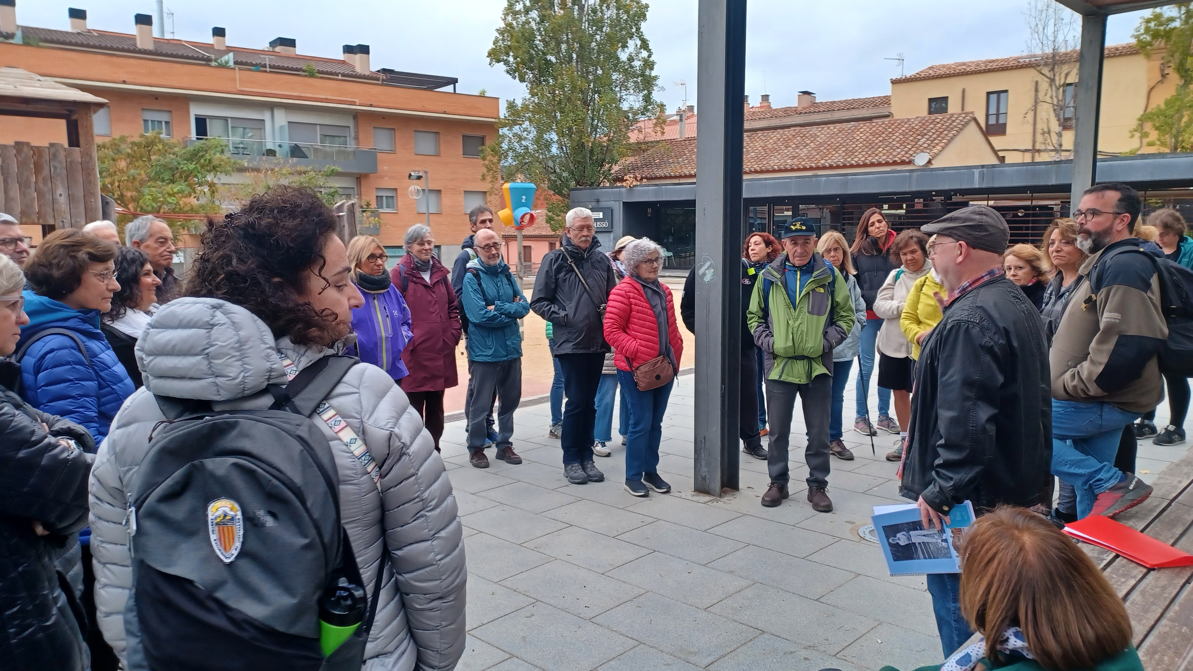 Sortida de la 'Ruta Joan Oliver a Castellar del Vallès', a la plaça Calissó. ||M. A.