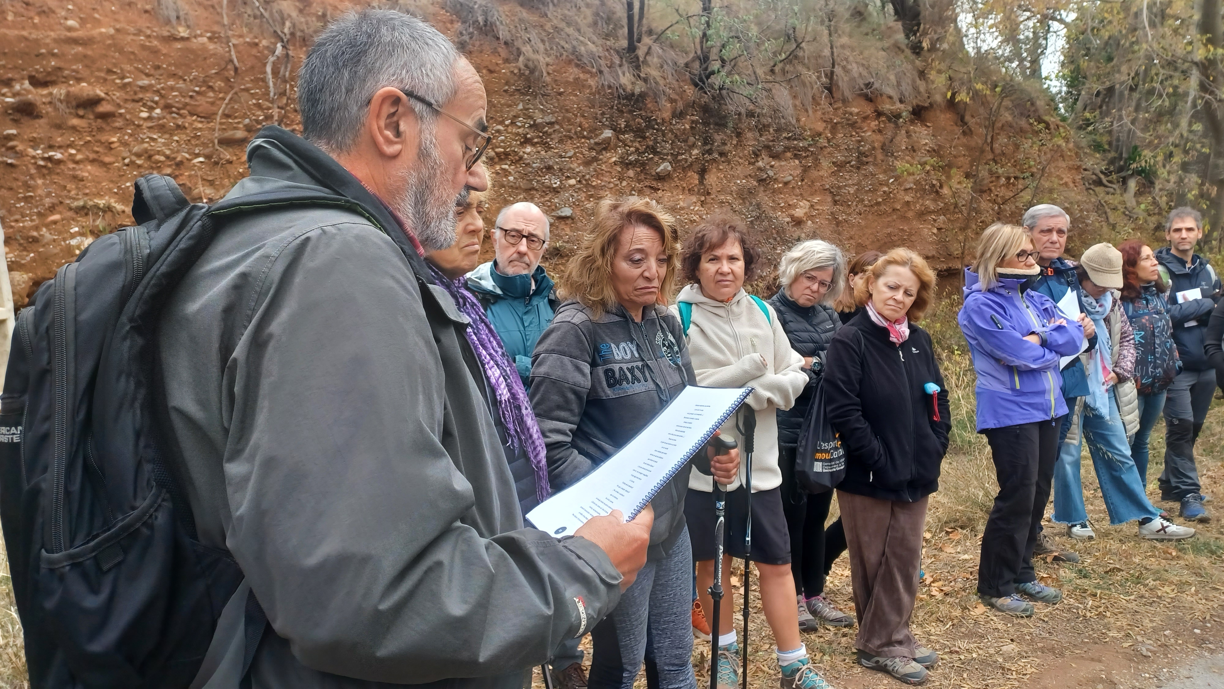 El traductor Joan Sellent llegeix poesia de Joan Oliver, a Ca n'Oliver. || M. A.