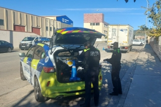 El cotxe de Policia Local fent els controls al polígon del Pla de la Bruguera