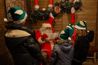 El Pare Noel llegint les cartes dels nens i nenes que el van visitar a Can Juliana