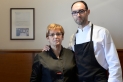 Carles Calsina i la seva mare Rosa Guitart a l’interior del restaurant