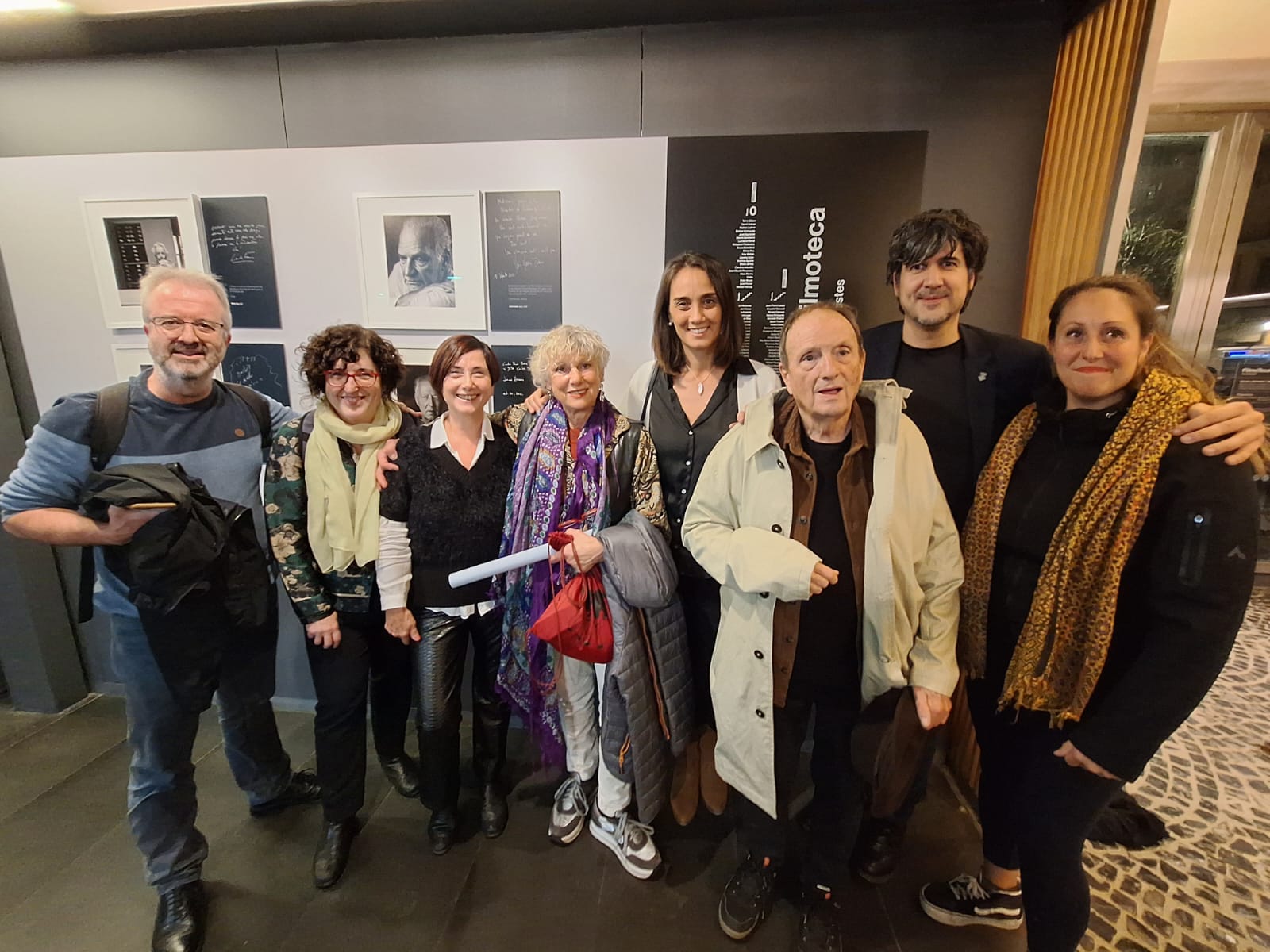 D'esquerra a dreta, Jordi Guillemot, amiga de Carme Garcia, seguidament al seu costat, Enrica Volpi, Yolanda Rivera, Pere Joan Ventura, Joan Creus i Erica Tierno. || CCCV 