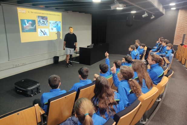 Els alumnes de l'escola FEDAC durant la part pràctica / C. D. 