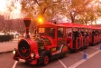 Els primers passatgers del trenet de la Fira de Nadal