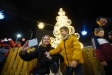 Una mare es fa una selfie amb el seu fill davant de l'arbre de Nadal