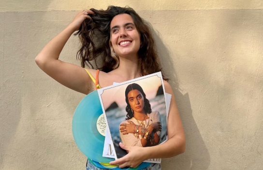 Júlia Colom amb el seu treball discogràfic Miramar