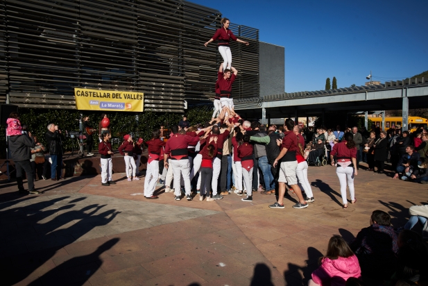 Actuació castellera dels Capgirats amb un pilar a la plaça d'El Mirador
