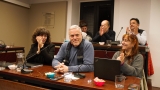 El regidor Josep Maria Calaf rep l’aplaudiment del ple en el seu comiat || C. Domene