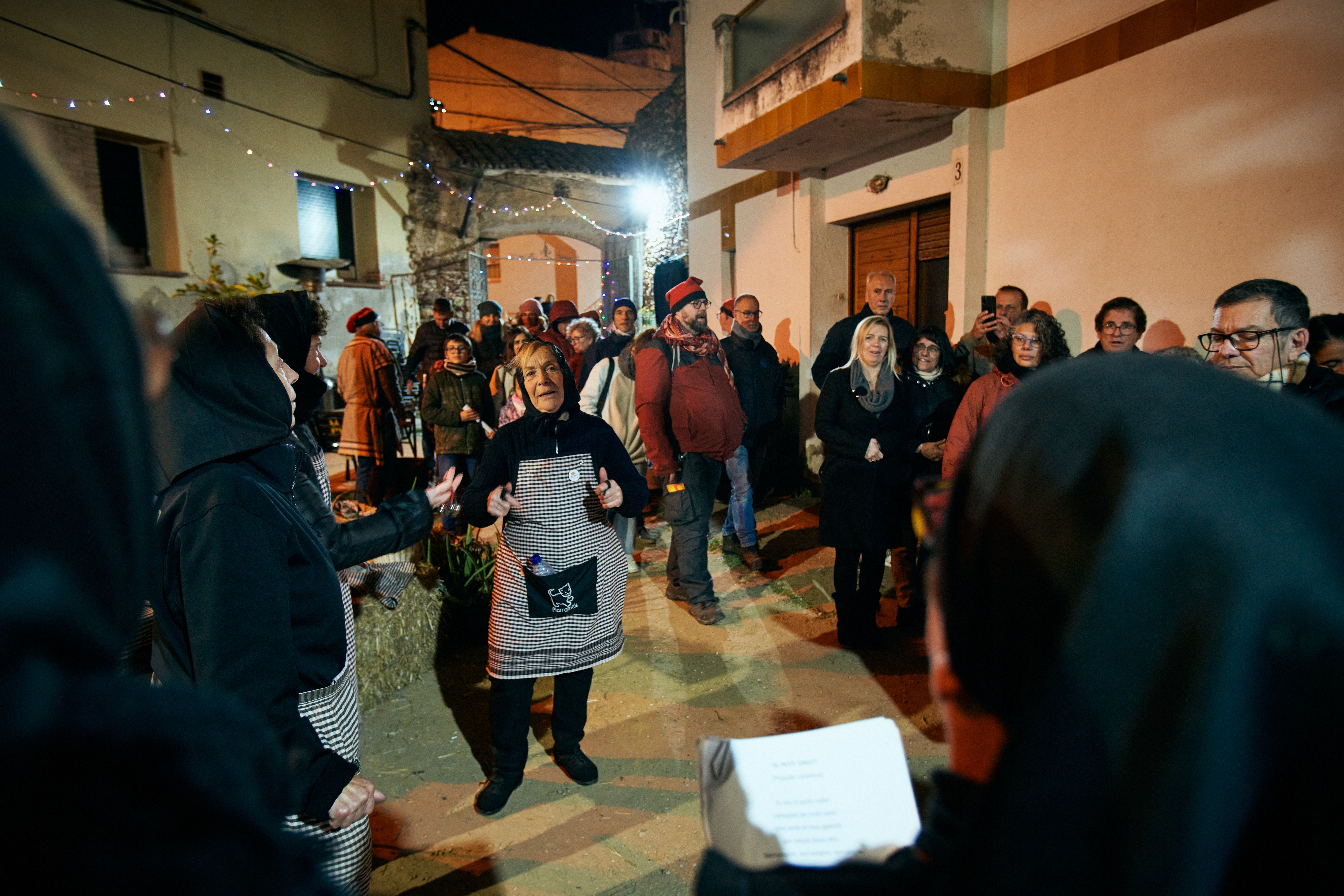 Les castanyeres, cantant nadales a l'era de la Masia del Racó. || Q.P.