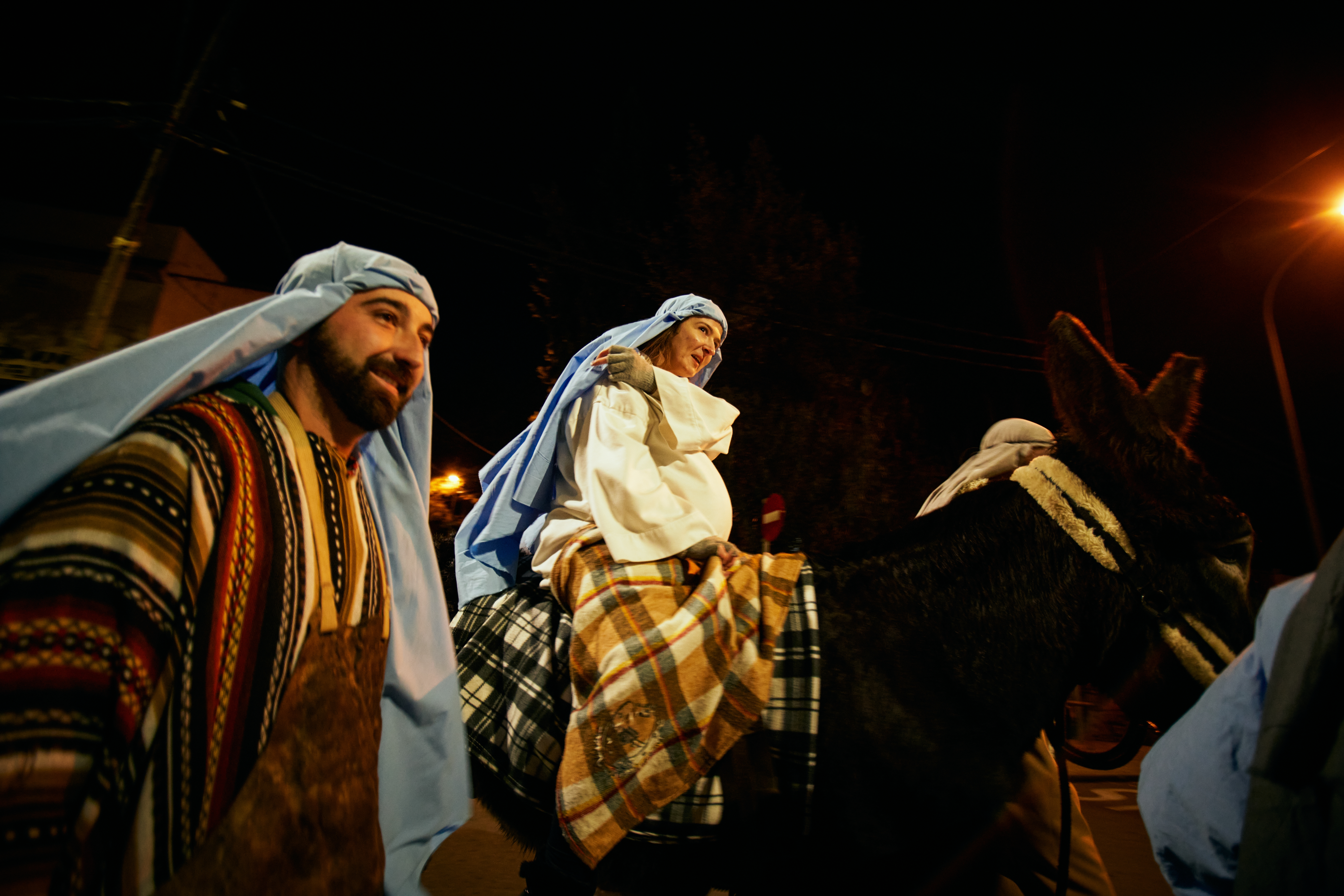 Josep i Maria, accedint a l'entrada del Pessebre Vivent. || Q. P.