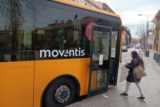 Una usuària de la C1 en el moment de pujar a l'autobús - ARXIU