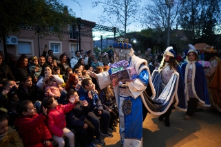 El Palau Reial va atraure centenars d’infants de Castellar del Vallès que van poder gaudir dels Reis d’Orient hores abans de la nit màgica. En la imatge, un nen saluda el Rei Melcior. || Q. Pascual