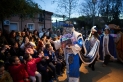 El Palau Reial va atraure centenars d’infants de Castellar del Vallès que van poder gaudir dels Reis d’Orient hores abans de la nit màgica. En la imatge, un nen saluda el Rei Melcior. || Q. Pascual