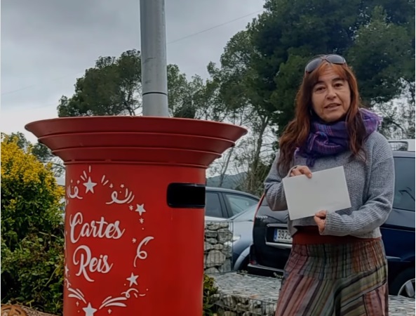 Marga Oncins, amb la carta que ha adreçat la CUP als Reis Mags