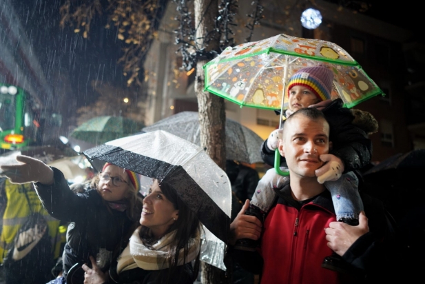 Seguiment de la cavalcada de Reis sota la pluja 