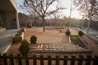 Al pati de l’EBM Colobrers s’hana fegit unes cuinetes i un camí sensorial amb diferents textures