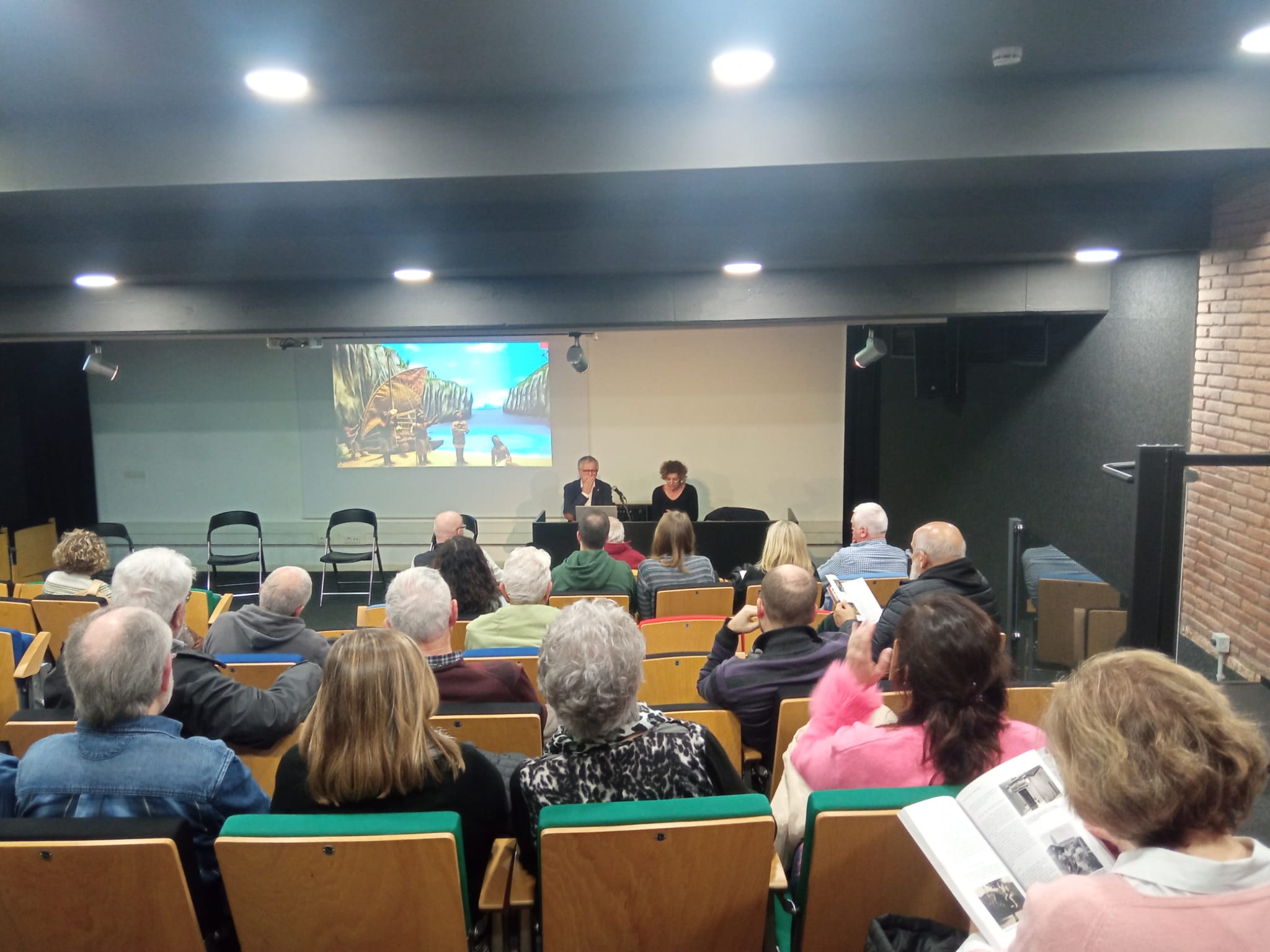 Presentació de la 'Plaça vella' #64. D'esquerra a dreta, Enric Benavent (ex president del Grup de Castellar) i Marina Antúnez (presidenta del Centre d'Estudis Castellar - Arxiu d'Història). || CEDIDA