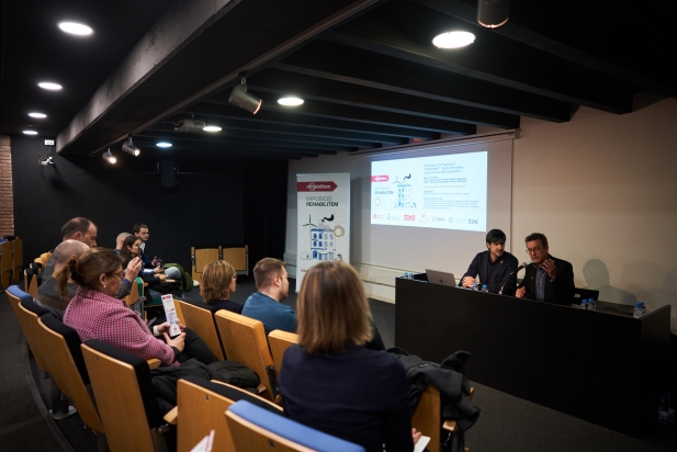 Joan Creus i Andrés Medrano presentant la taula informativa