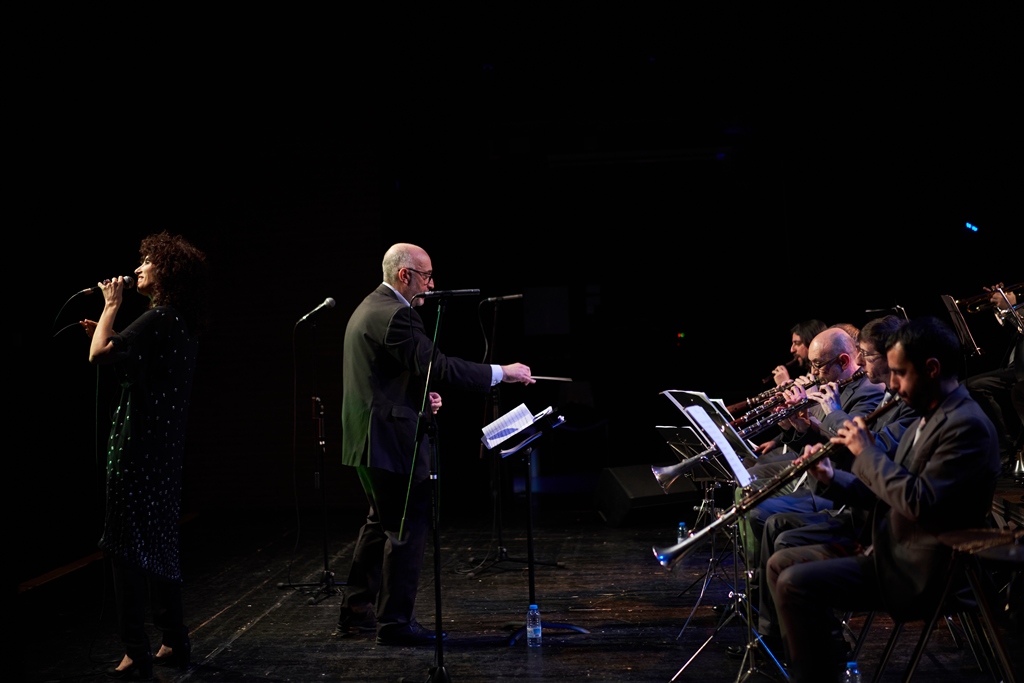 La Cobla Ciutat de Girona va homenatjar Núria Feliu amb l'acompanyament de la cantant Mireia Feliu. ||Q. P.