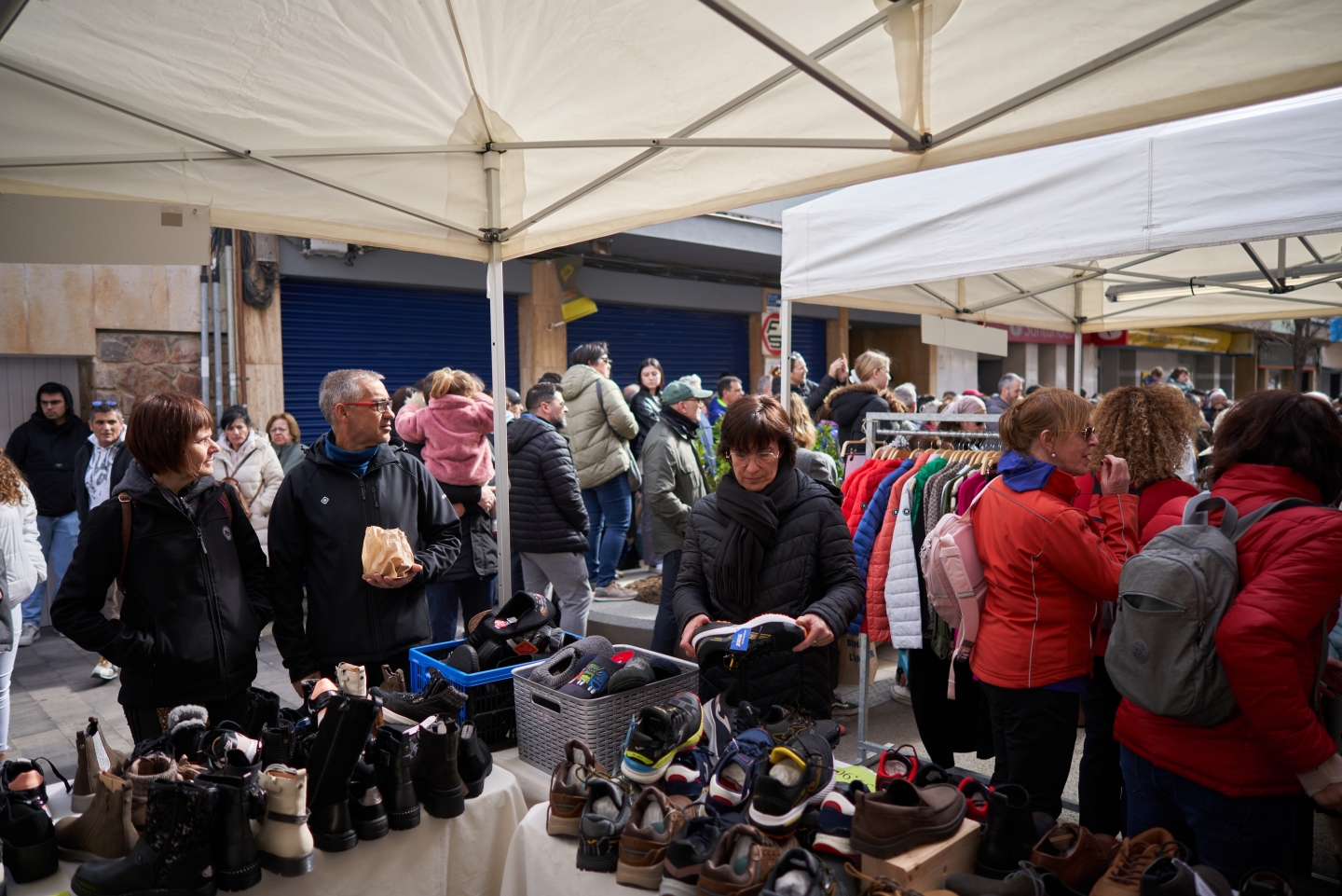 fira fora stoc_1440x961