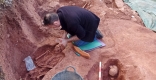 L'arqueòleg Jordi Roig, durant la intervenció arqueològica i descoberta dels esquelets alt medievals a Sant Feliu del Racó. || ARRAGO S.L.