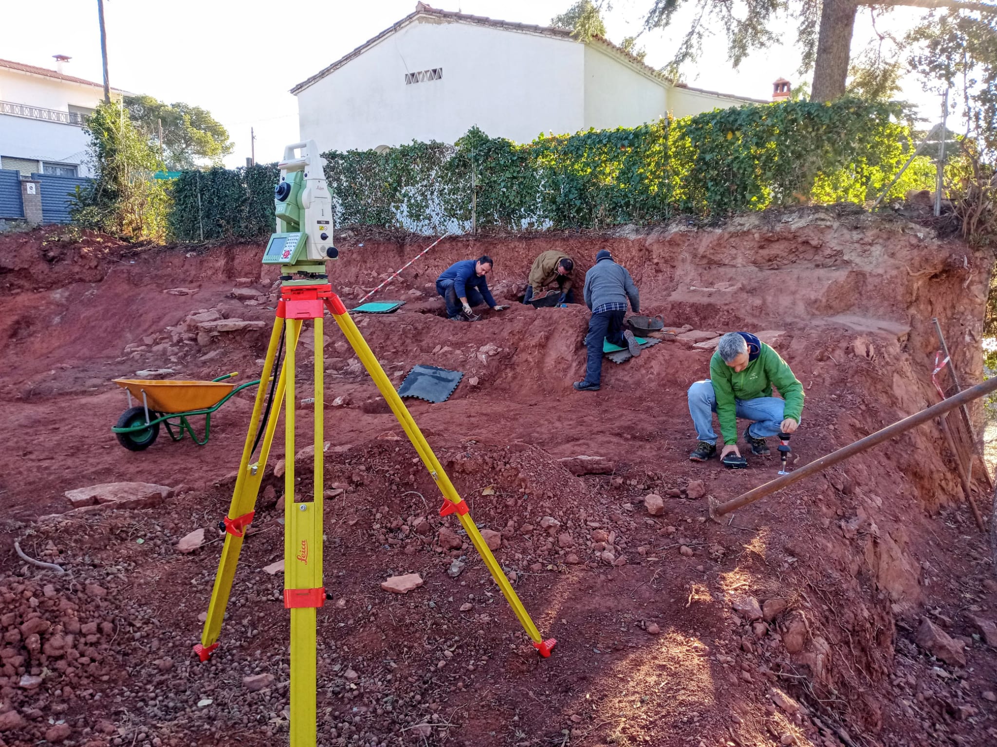 Equip d'arqueòlegs que ha fet la intervenció arqueològica a Sant Feliu del Racó. || ARRAGO S.L.