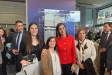 La reina Letizia amb les dues joves a la seu de la Fundación Mutua Madrileña després de rebre el premi