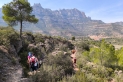 Participants a la travessa amb la muntanya de Montserrat al fons