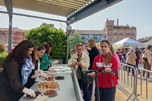 Moment del repartiment de coca i xocolata / C. D.  