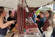 Moltes famílies aprofiten el mercat de productes artesanals per comprar i preparar l’àpat festiu d’avui / C. D.