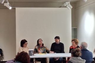 Al centre, E.Viladoms parla de la seva novel·la 'La casa del Pla'. Al costat esquerra, la historiadora Gemma Perich; al dret, l'editor Jaume Huch i la presidenta del CECV-AH, Marina Antúnez. || A.P.