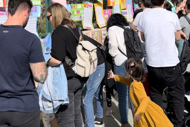 Assistents visitant l'exposició dels més petits || A. Tirado