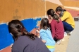 Alumnes i famílies de l'escola El Casal enllestint el mural del centre