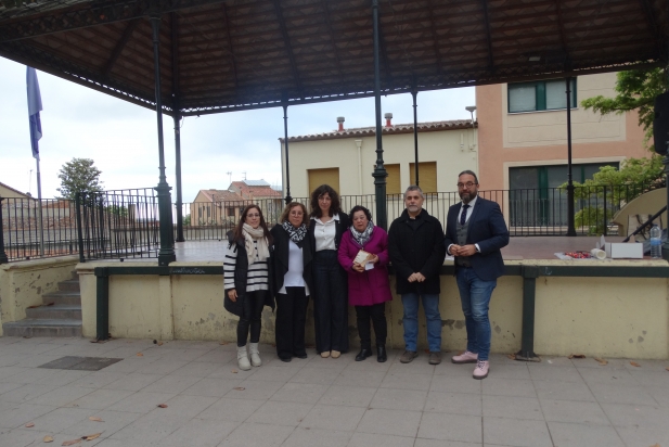 Premi als Valors republicans, a títol pòstum, per Albert Cornet. A la imatge, la seva família i els membres d'ERC Castellar. || M. A.