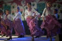 Diverses integrants del cos de ball de l'entitat Aires Rocieros Castellarencs executant una dansa dissabte a la tarda a l'Espai Tolrà
