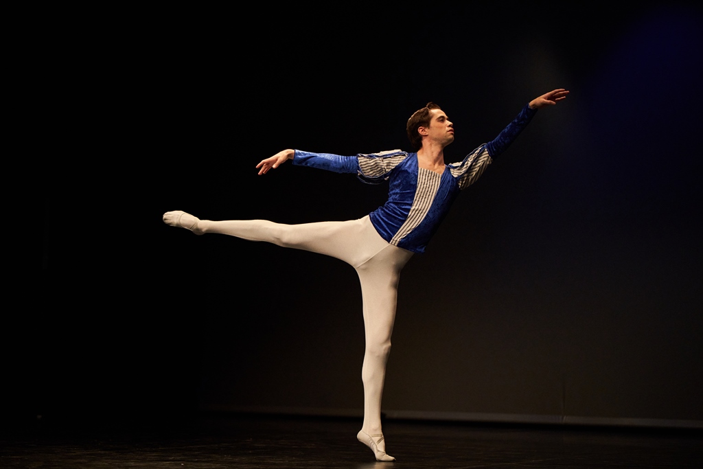 Jaume Deulofeu de la International Festival Ballet va donar forma al 'Llac dels cignes'. || Q. P.