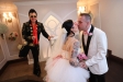 Cristina Cànovas i Xavi Miralles amb l'actor que fa d'Elvis a l'interior de la Graceland Wedding Chapel de Las Vegas