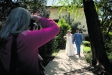 Sessió de fotos d’un casament a Ca l’Alberola, fa uns dies, prèvia a la cerimònia. || Q. Pascual