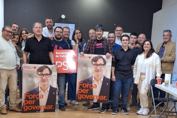 Regidors i simpatitzants socialistes a la seu del partit celebrant els resultats
