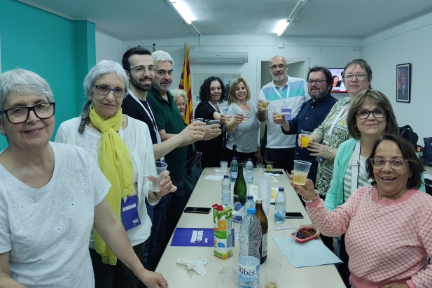 Ambient de celebració a la seu de Junts per Castellar després dels resultats obtinguts / C. Domene