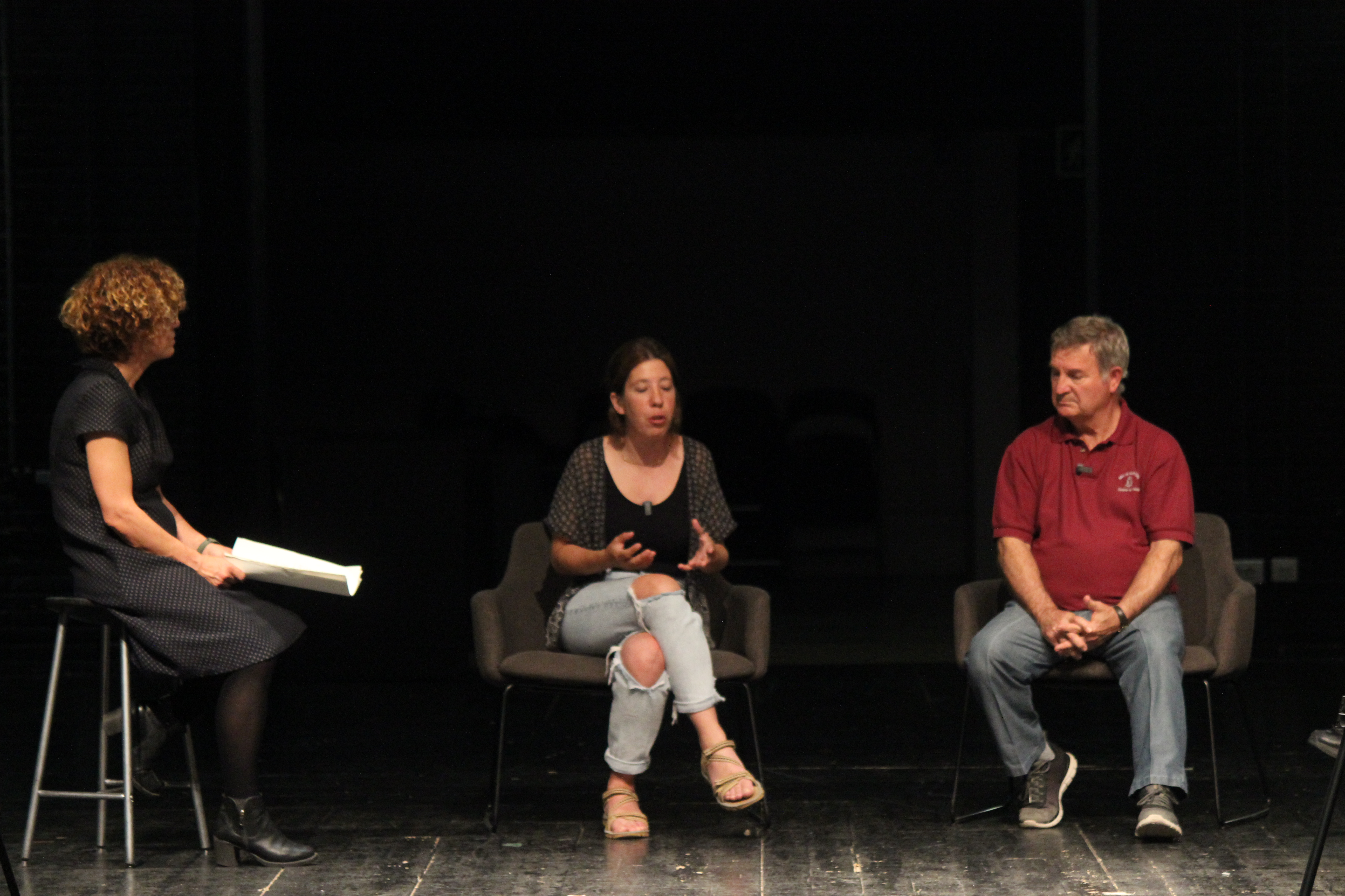 Alba Cardona (ETC) i Antoni Castillo (Ball de Bastons) durant el debat de Ràdio Castellar. || A. LLOR